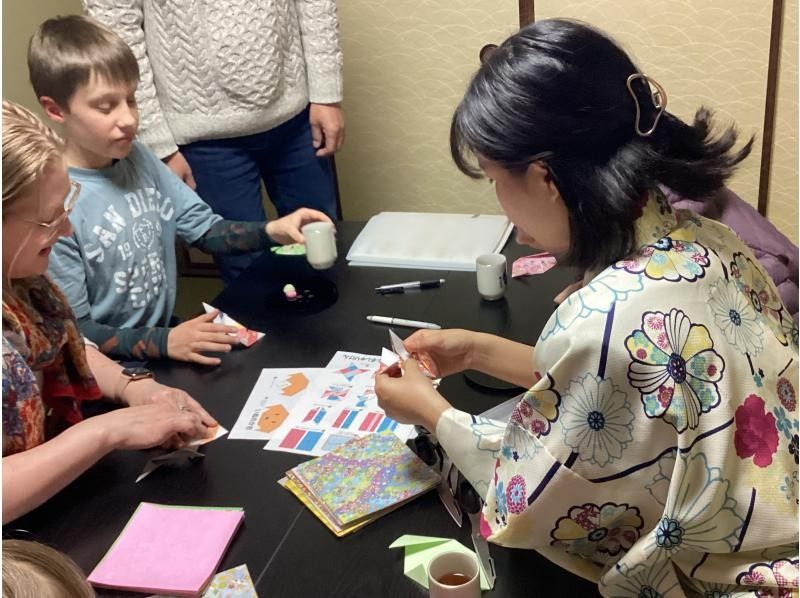 [Kyoto, Higashiyama, Ninenzaka] Origami experience! Experience in a small 100-year-old townhouse in the Ninenzaka Scenic Protection District of Kyoto.の紹介画像