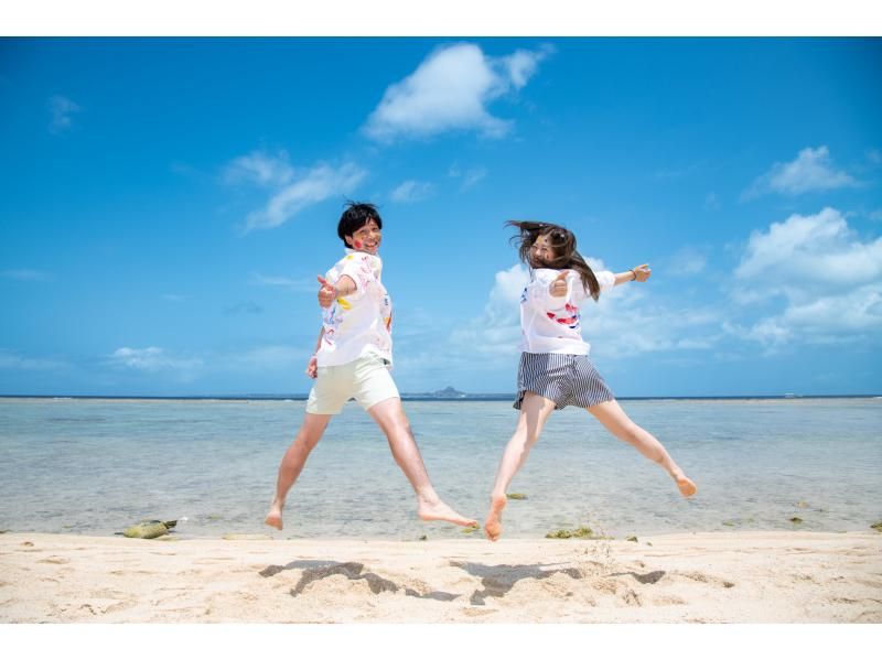 ＜沖縄・古宇利 他　沖縄全域＞ペイントフォト（１組２名シャツ、絵具込）追加で大勢でも遊びながらの紹介画像