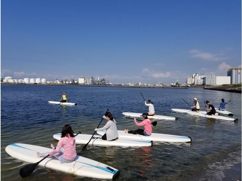 ผู้คนที่เพลิดเพลินกับทัวร์สัมผัสประสบการณ์ SUP ของ Chiba Minato SUP YOGA