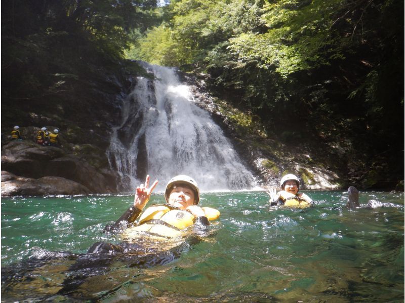 日常を脱ぎ捨てて大自然と呼吸を合わせる1日 【源流の森と水に癒されるキャニオニングリトリート】｜静寂の渓谷で心を解き放つ 大人のリフレッシュの紹介画像