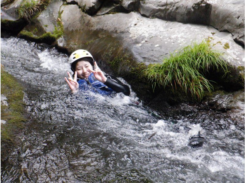 日常を脱ぎ捨てて大自然と呼吸を合わせる1日 【源流の森と水に癒されるキャニオニングリトリート】｜静寂の渓谷で心を解き放つ 大人のリフレッシュの紹介画像