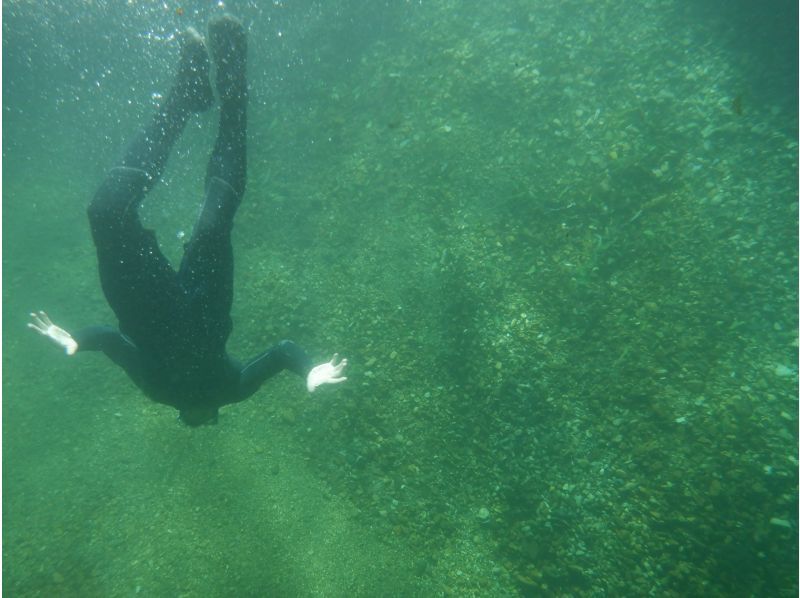 【関西の源流で本能が目を覚ます1日】  渓谷の滝と岩に挑むキャニオニングチャレンジ ｜ 本気でやれる大人だけが、静かに熱くなる“この夏”の衝の紹介画像