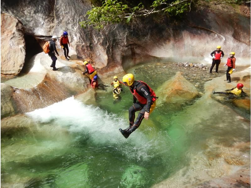 介紹前往富士河內溪谷的交通方式、價格以及溪降和冰瀑布之旅的推薦方案！