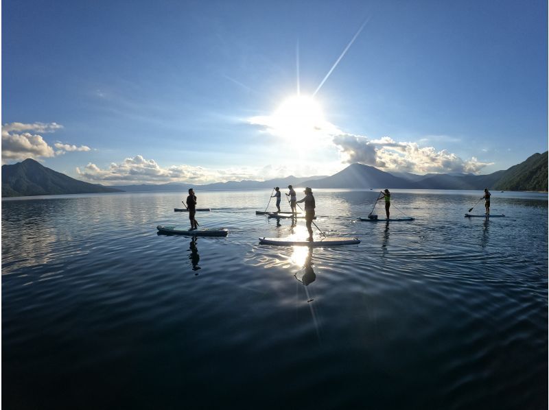 【北海道・千歳】クリアな水面を水上散歩〜水質日本一の支笏湖でプレミアムSUP体験ツアー！撮影写真プレゼント（約2時間）※団体も可能！の紹介画像