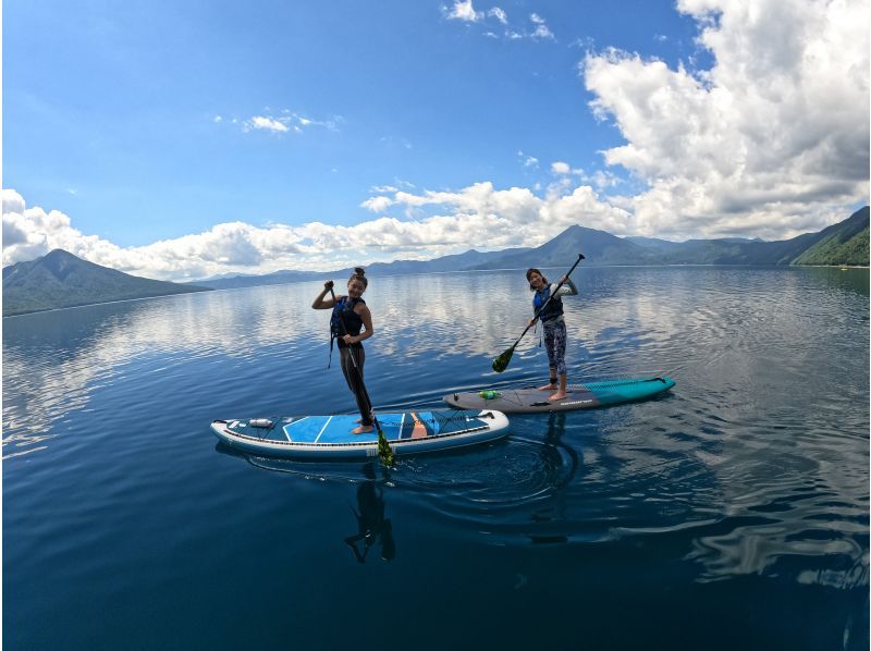 【北海道・千歳】クリアな水面を水上散歩〜水質日本一の支笏湖でプレミアムSUP体験ツアー！撮影写真プレゼント（約2時間）※団体も可能！の紹介画像