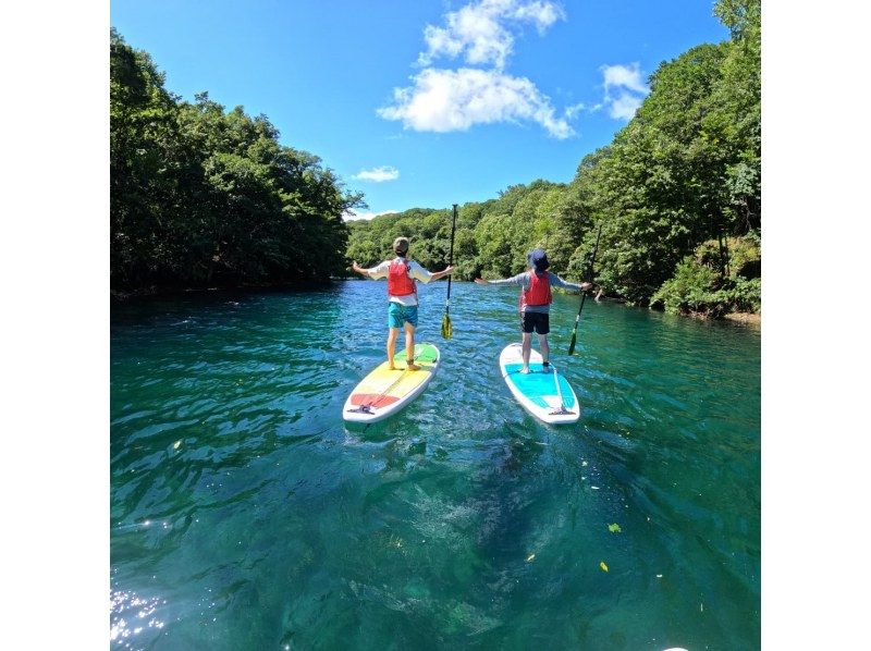 【北海道・千歳】クリアな水面を水上散歩〜水質日本一の支笏湖でプレミアムSUP体験ツアー！撮影写真プレゼント（約2時間）※団体も可能！の紹介画像