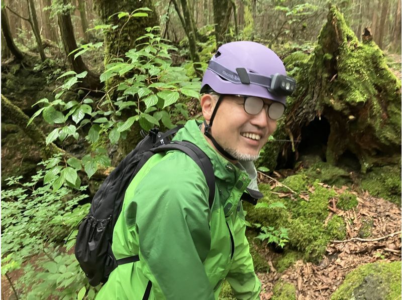 【山梨・河口湖】神秘的な樹海散策と洞窟探検氷の世界！地元のガイドが富士山の歴史や植物を分かりやすく説明、送迎あり＆写真無料プレゼント英語OKの紹介画像