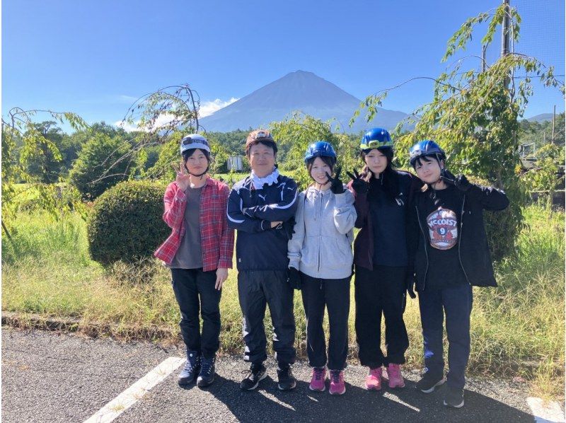 【山梨・河口湖】神秘的な樹海散策と洞窟探検氷の世界！地元のガイドが富士山の歴史や植物を分かりやすく説明、送迎あり＆写真無料プレゼント英語OKの紹介画像