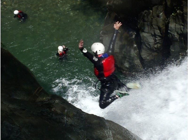[Shiga] I am absolutely confident in the content of the tour! Shibukawa Nanataki Rope Canyoning 1-day courseの紹介画像