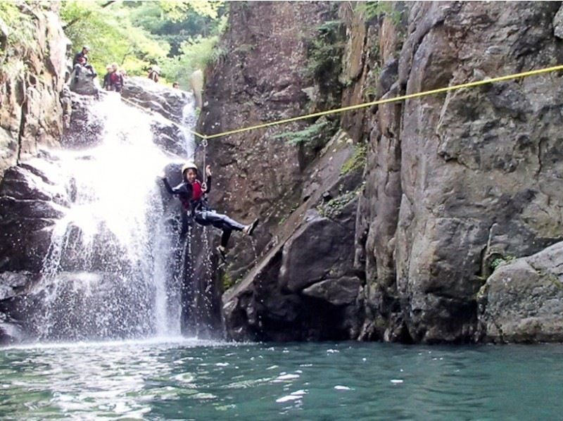 [Shiga] I am absolutely confident in the content of the tour! Shibukawa Nanataki Rope Canyoning 1-day courseの紹介画像