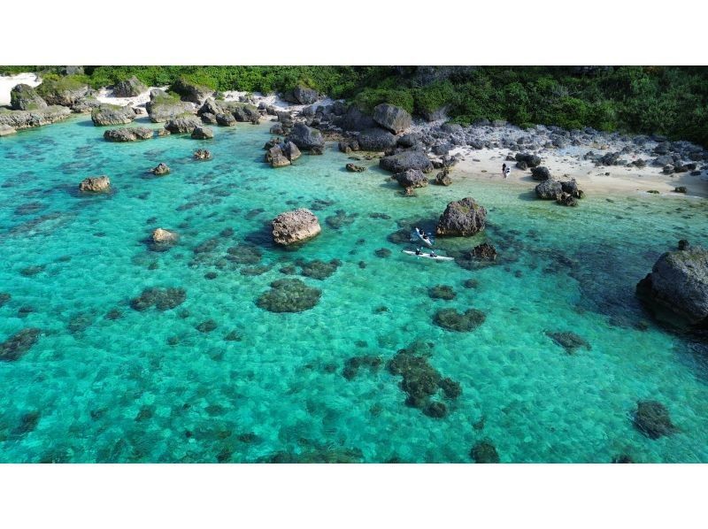[Okinawa, Miyakojima / Half-day] Enjoy the real Miyako Blue at a hidden spot! Sea kayaking tour with drone photography of spectacular views! Coral ★ Stalactitesの紹介画像