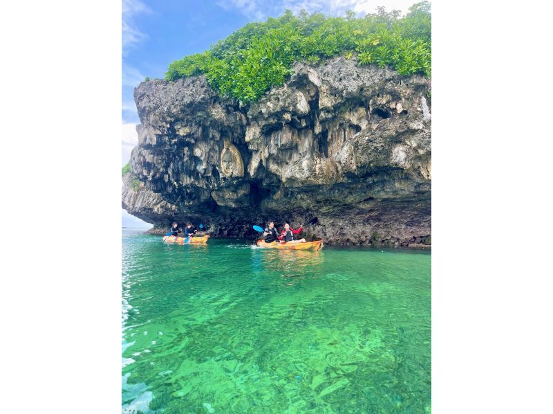 [Okinawa, Miyakojima / Half-day] Enjoy the real Miyako Blue at a hidden spot! Sea kayaking tour with drone photography of spectacular views! Coral ★ Stalactitesの紹介画像