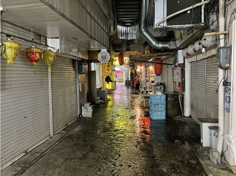 【沖縄・那覇市】雨の日OK、国際通りのアーケード街でノスタルジックフォトツアーの紹介画像