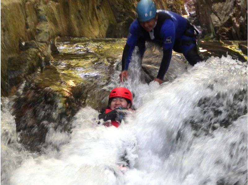 [群马水上]漂流和溪降组合之旅！享用2种丰盛美食，含午餐！旅游照片免费の紹介画像