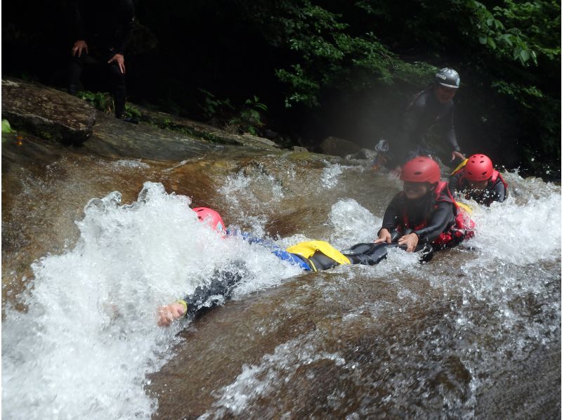 [群马水上]漂流和溪降组合之旅！享用2种丰盛美食，含午餐！旅游照片免费の紹介画像