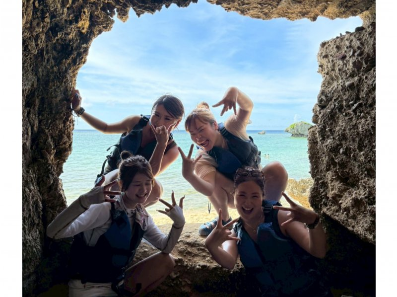 昼・夜の選択制【沖縄・恩納村】【写真データ無料】初心者・当日予約OK・卒業旅行の思い出に。沖縄の海で安心して楽しめるSUP体験！の紹介画像