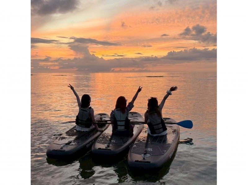 【沖縄・恩納村】【初心者・当日予約OK】写真データ無料｜沖縄の海で安心して楽しめるSUP体験（昼・夕日&星空）の紹介画像