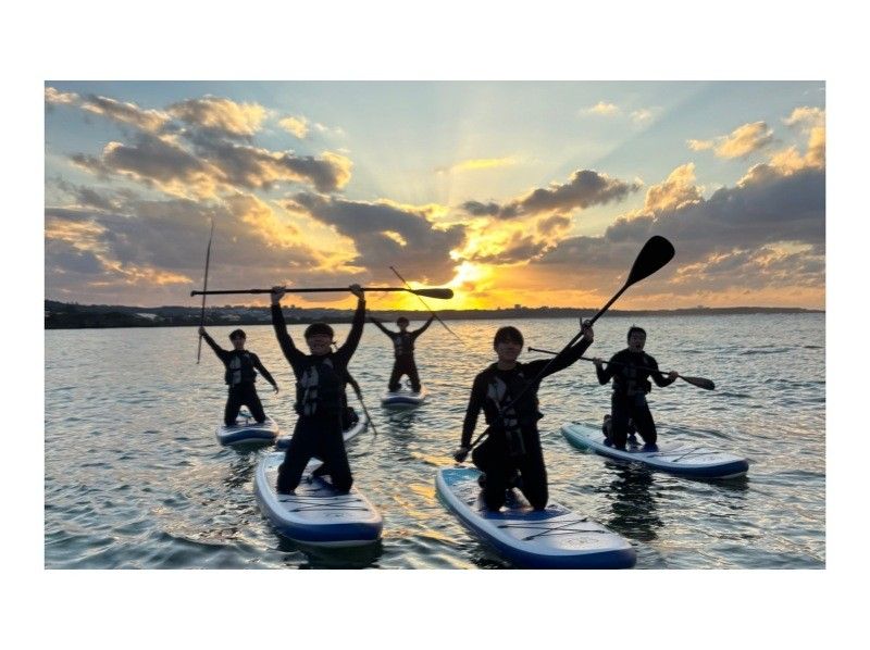 【沖縄・恩納村】【初心者・当日予約OK】写真データ無料｜沖縄の海で安心して楽しめるSUP体験（昼・夕日&星空）の紹介画像