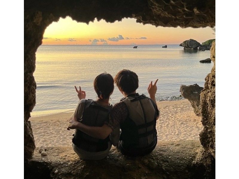 昼・夜の選択制【沖縄・恩納村】【写真データ無料】初心者・当日予約OK・卒業旅行の思い出に。沖縄の海で安心して楽しめるSUP体験！の紹介画像