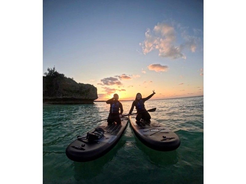 【沖縄・恩納村】【初心者・当日予約OK】写真データ無料｜沖縄の海で安心して楽しめるSUP体験（昼・夕日&星空）の紹介画像