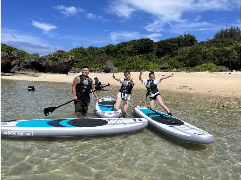 昼・夜の選択制【沖縄・恩納村】【写真データ無料】初心者・当日予約OK・卒業旅行の思い出に。沖縄の海で安心して楽しめるSUP体験！の紹介画像
