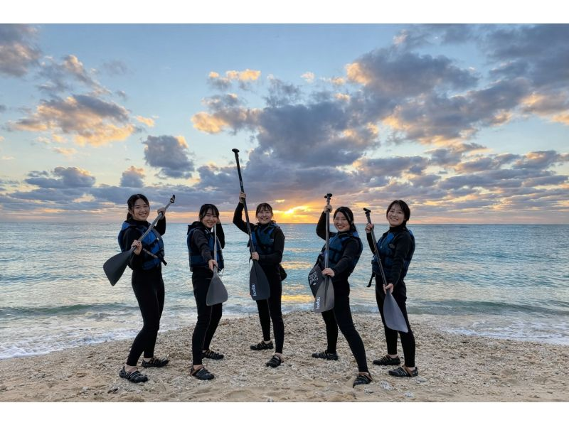 昼・夜の選択制【沖縄・恩納村】【写真データ無料】初心者・当日予約OK・卒業旅行の思い出に。沖縄の海で安心して楽しめるSUP体験！の紹介画像