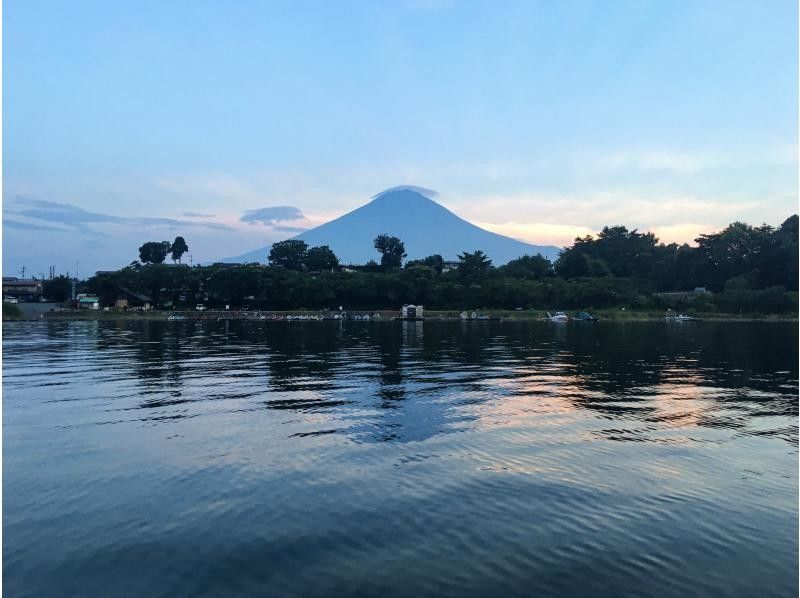 【山梨・河口湖】夕暮れの気持ちいい時間帯 ♪ 湖上から優雅に富士山と自然を満喫！カナディアンカヌー体験！写真データ無料 ♪の紹介画像
