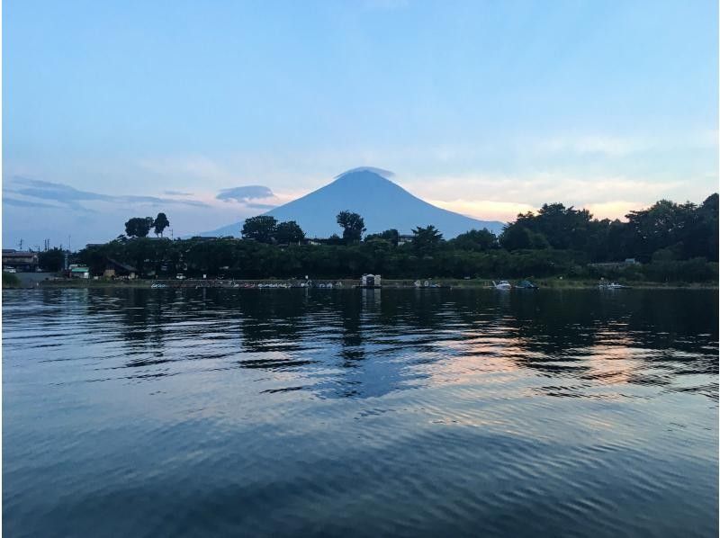 【山梨・河口湖】秋の夕暮れの気持ちいい時間帯 ♪ 湖上から優雅に富士山と自然を満喫！カナディアンカヌー体験！の紹介画像