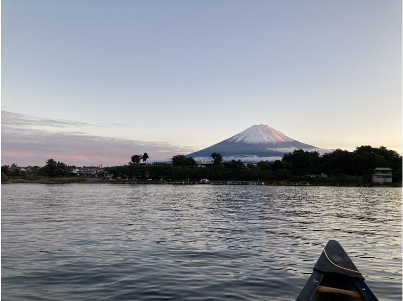 【山梨・河口湖】秋の夕暮れの気持ちいい時間帯 ♪ 湖上から優雅に富士山と自然を満喫！カナディアンカヌー体験！の紹介画像