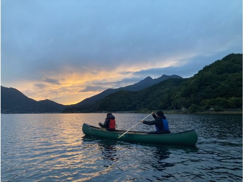【山梨・河口湖】夕暮れの湖上から優雅に富士山と自然を満喫！「夕暮れ〜日の入りコース」カナディアンカヌー体験！