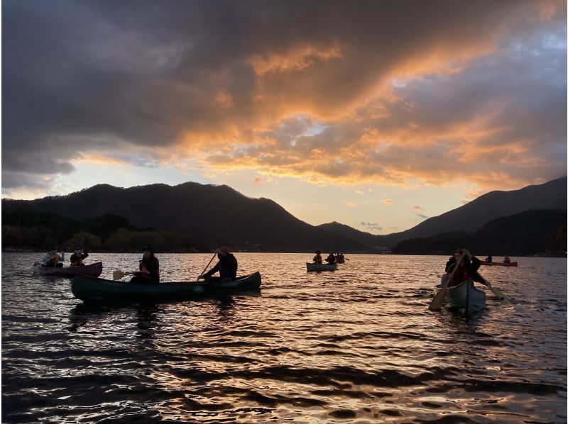 【山梨・河口湖】秋の夕暮れの気持ちいい時間帯 ♪ 湖上から優雅に富士山と自然を満喫！カナディアンカヌー体験！の紹介画像