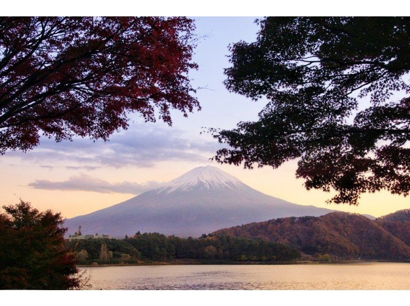 【山梨・河口湖】秋の夕暮れの気持ちいい時間帯 ♪ 湖上から優雅に富士山と自然を満喫！カナディアンカヌー体験！の紹介画像