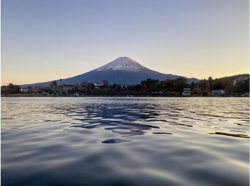 【山梨・河口湖】夏期限定（120分）おススメ！夕暮れの気持ちいい時間帯 ♪ 湖上から優雅に富士山と自然を満喫！カナディアンカヌー体験！の紹介画像