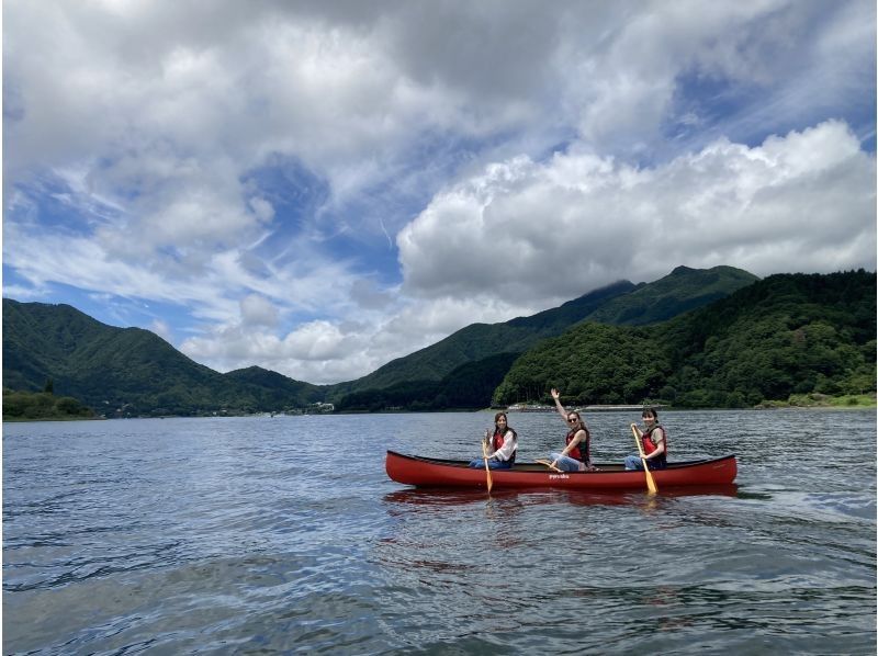 【山梨・河口湖】秋の夕暮れの気持ちいい時間帯 ♪ 湖上から優雅に富士山と自然を満喫！カナディアンカヌー体験！の紹介画像