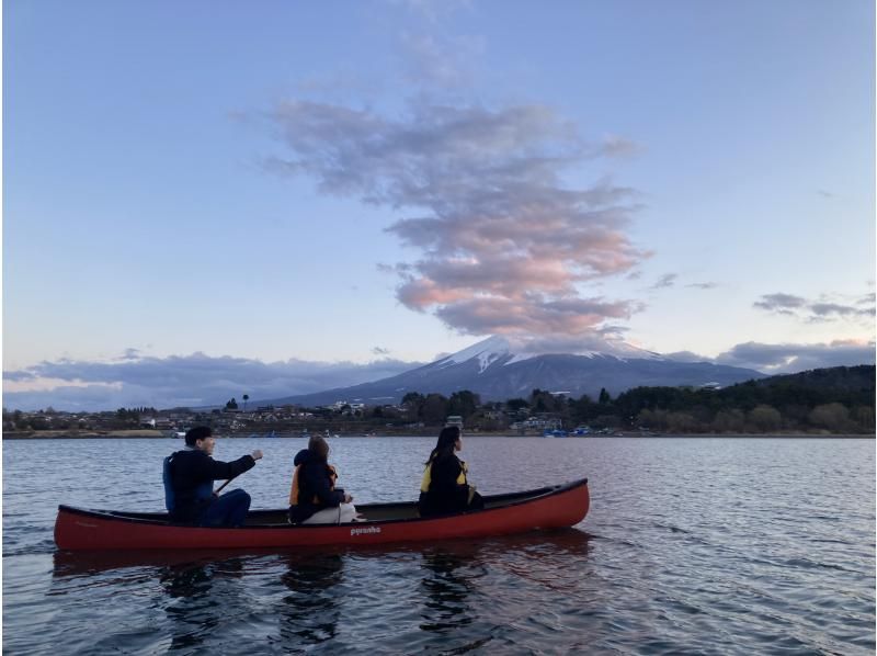【山梨・河口湖】夕暮れの気持ちいい時間帯 ♪ 湖上から優雅に富士山と自然を満喫！カナディアンカヌー体験！写真データ無料 ♪の紹介画像