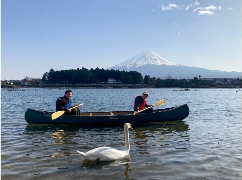 一對夫婦享受 Kyororo 主辦的河口湖獨木舟之旅