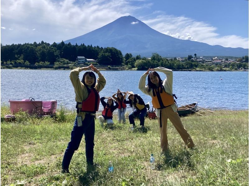 A couple enjoying a Lake Kawaguchi canoe tour hosted by Kyororo