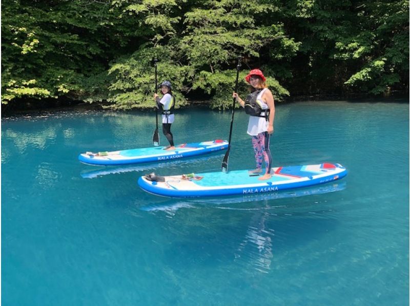 四万湖　群馬　みなかみ　SUP　サップ　美しいブルー　パドルを持つ女性