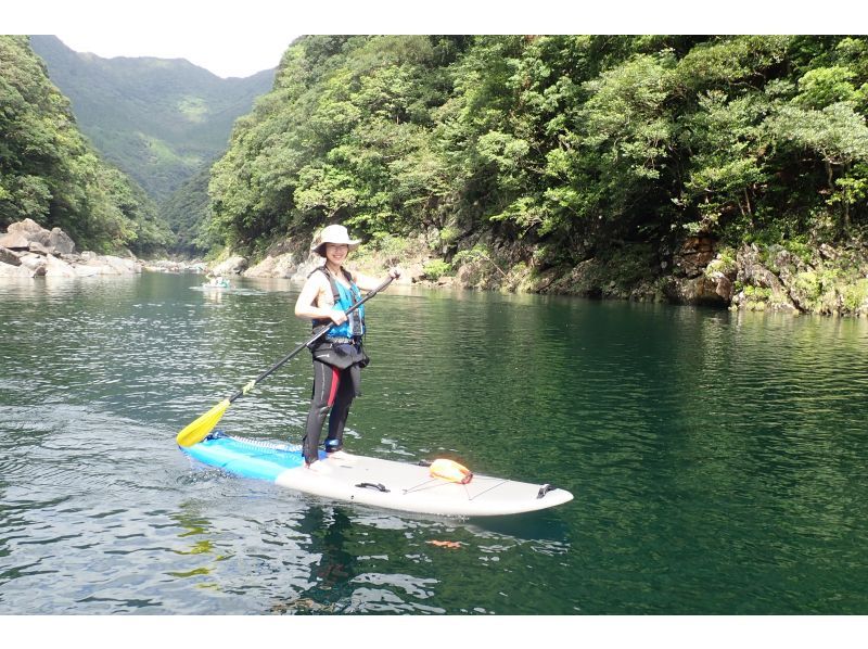 【屋久島・白谷雲水峡＆SUP】午前は神秘の「苔むす森」へ、午後は安房川で「SUP」体験。ガイドと巡る1日冒険ツアーの紹介画像