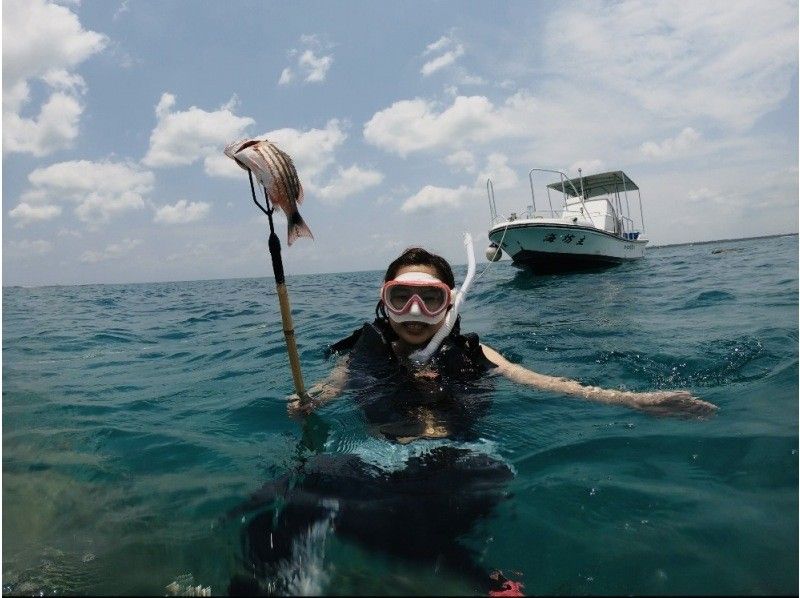 SALE! [Ishigaki Island - Sea Fishing Experience] The only snorkeling tour in Ishigaki Island where you can experience spearfishing on a fully chartered boat!の紹介画像