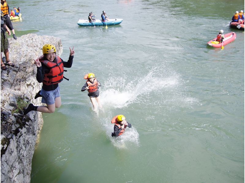 [Gifu/Gujo] [Super private charter boat for 3 people only] Enjoy the great outdoors of the Nagara River with a rafting experience and extensive facilitiesの紹介画像