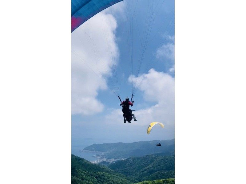 【静岡・伊豆】オーシャンビューフライト。操縦はインストラクターにお任せ。大空を満喫パラグライダータンデムフライト。360度カメラ撮影！の紹介画像