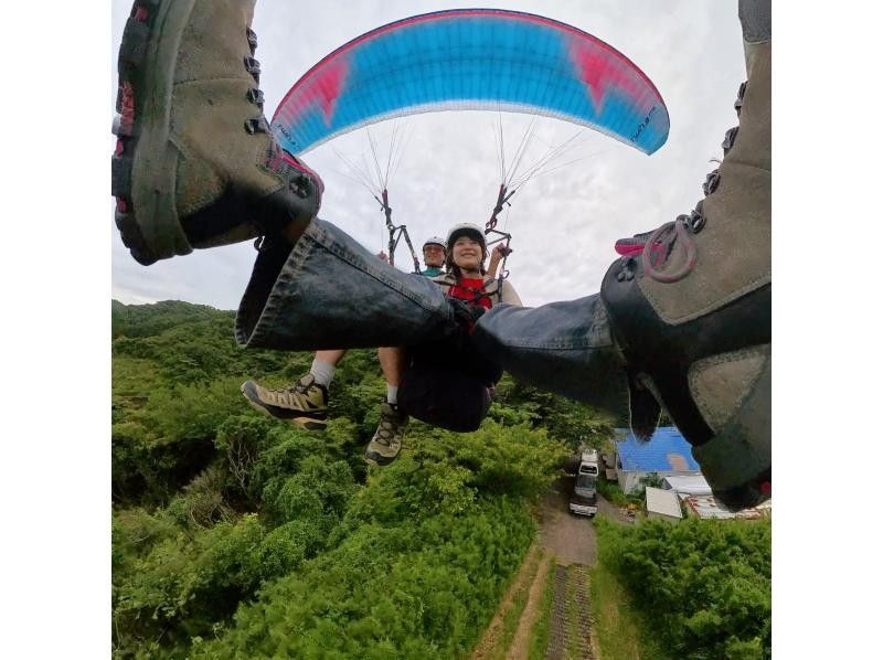 【静岡・伊豆】オーシャンビューフライト。操縦はインストラクターにお任せ。大空を満喫パラグライダータンデムフライト。360度カメラ撮影！の紹介画像