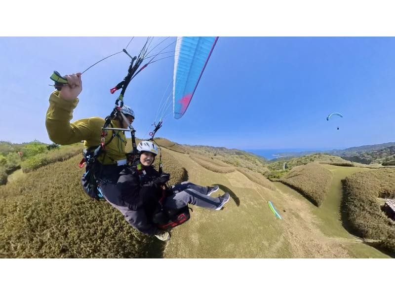 【静岡・伊豆】オーシャンビューフライト。操縦はインストラクターにお任せ。大空を満喫パラグライダータンデムフライト。360度カメラ撮影！の紹介画像
