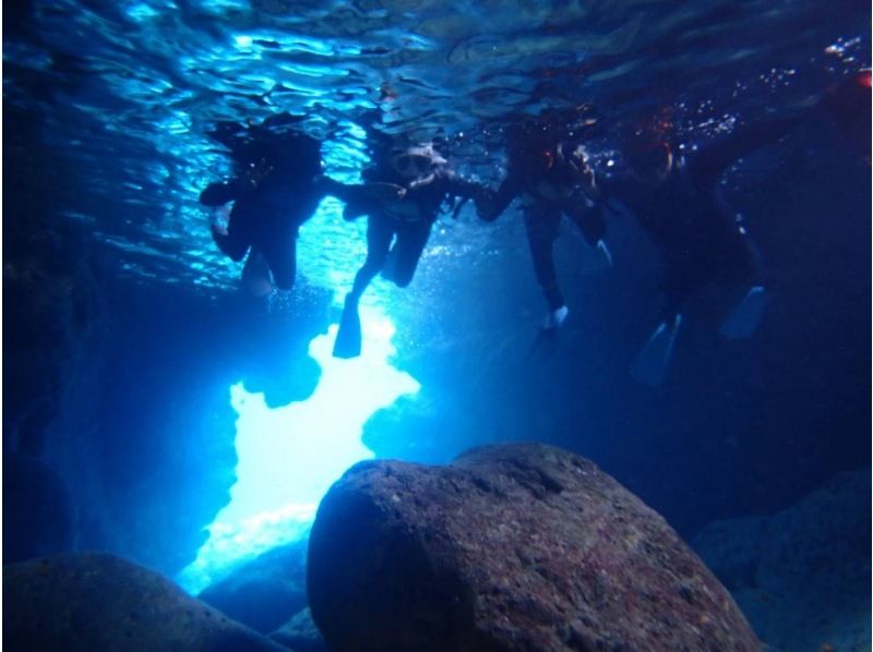 [Miyakojima/Irabujima] Tour on a glass board! A plan that includes the popular Blue Cave & sea turtle snorkeling + a spectacular view! ★Free photo data gift!の紹介画像