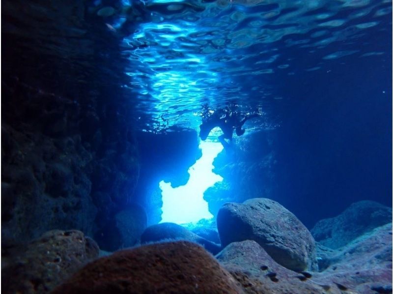 【宮古島/伊良部島】大人気の青の洞窟＆海亀シュノーケリング＋絶景ポイントをグラスボードで巡るよくばりプラン！★写真データ無料プレゼント！の紹介画像