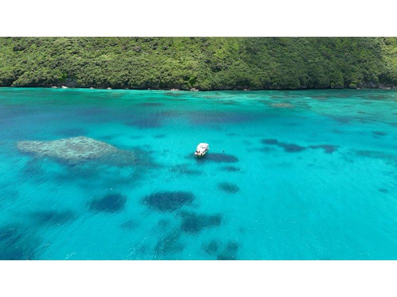 【宮古島/伊良部島】グラスボードで巡る！大人気の青の洞窟＆海亀シュノーケリング＋絶景ポイント！★ドローン撮影＆写真データ無料プレゼント！の紹介画像