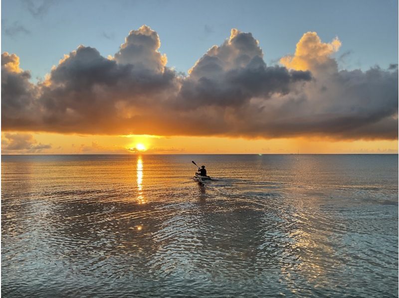 [July to October in Onna Village, Okinawa] A small adventure tour at dusk that can be experienced from age 3! Summer-only Sunset Sea Kayakingの紹介画像