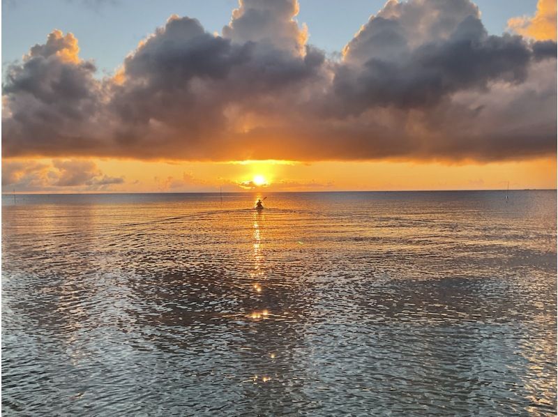 [July to October in Onna Village, Okinawa] A small adventure tour at dusk that can be experienced from age 3! Summer-only Sunset Sea Kayakingの紹介画像