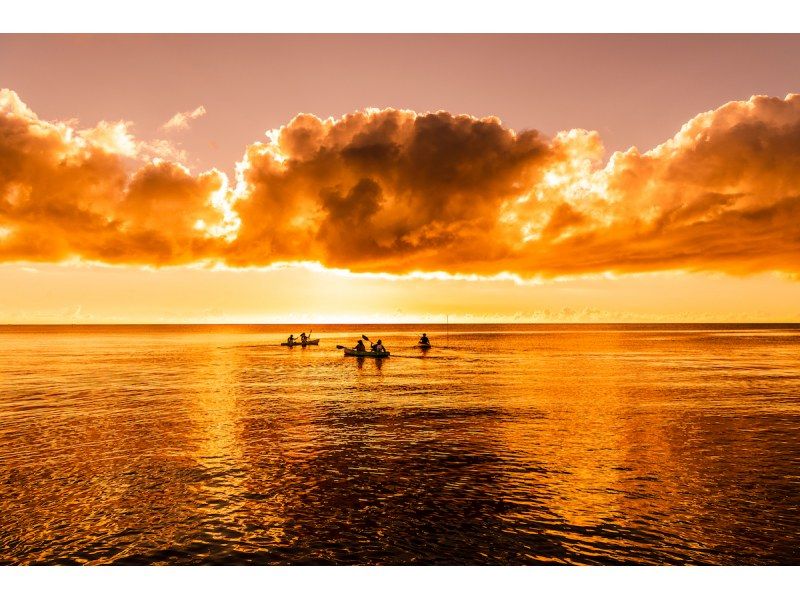 [July to October in Onna Village, Okinawa] A small adventure tour at dusk that can be experienced from age 3! Summer-only Sunset Sea Kayakingの紹介画像